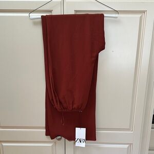 Zara woman’s pants size small. Waist (elastic) measures 12 1/2” length is 34”.